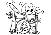 Kiki spielt Schlagzeug